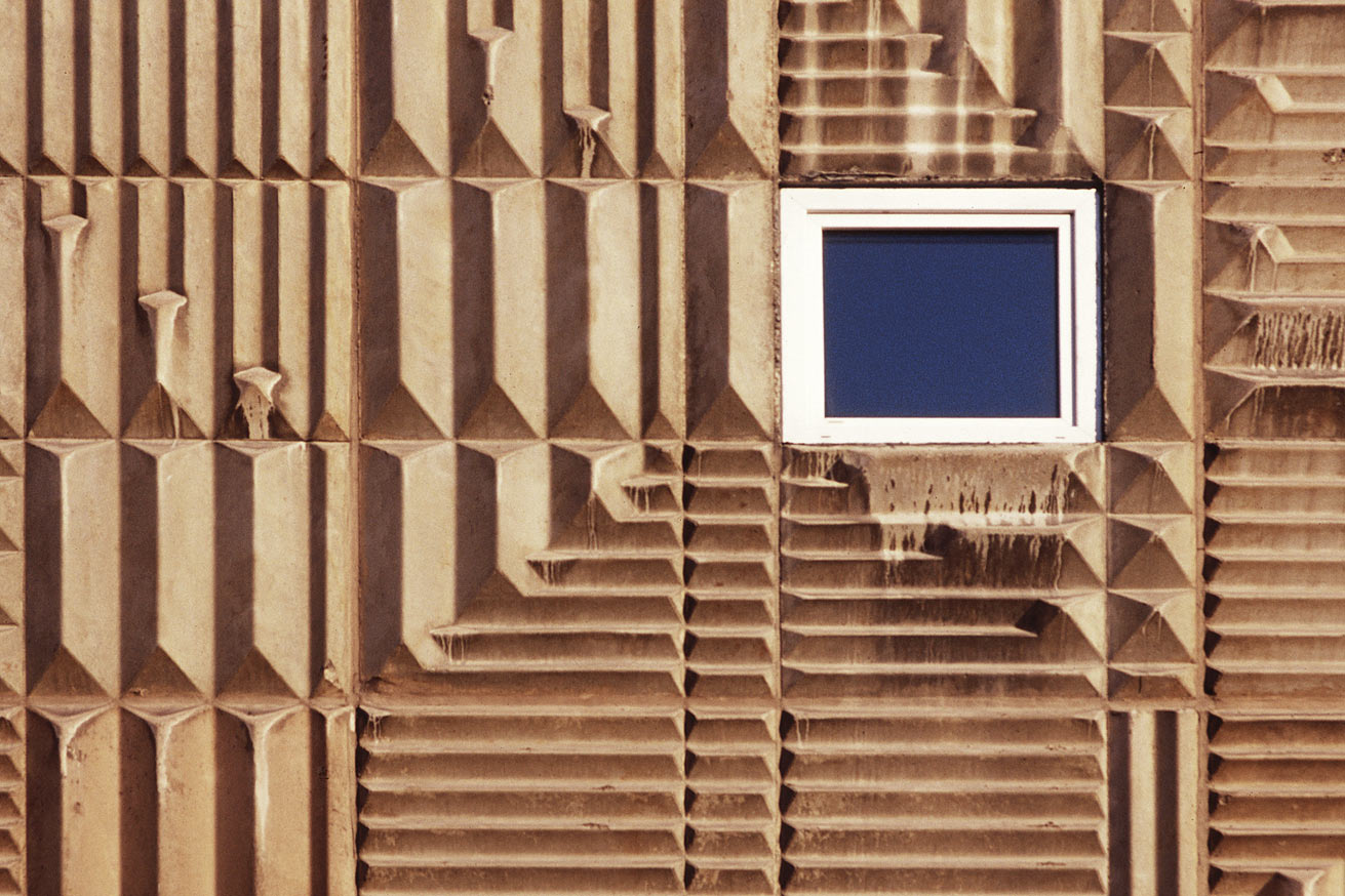 Wandrelief (Ausschnitt) am Hochhaus . Döllstraße . Suhl . 2005 (Foto: Andreas Kuhrt)