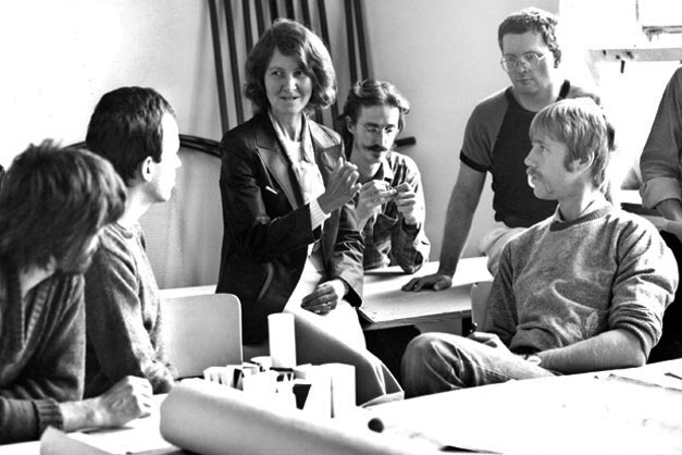KHB . Prof. Christa Petroff-Bohne und Studenten . 1983 (Foto: www.stiftung-industrie-alltagskultur.de)