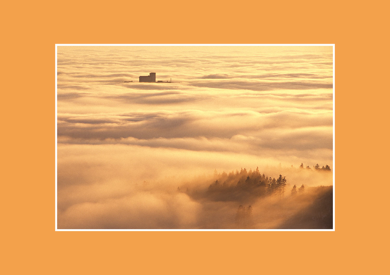 Ringberghaus über den Wolken . von der Rosenkopfstraße aus . Thüringer Wald (Foto: Andreas Kuhrt 2005)