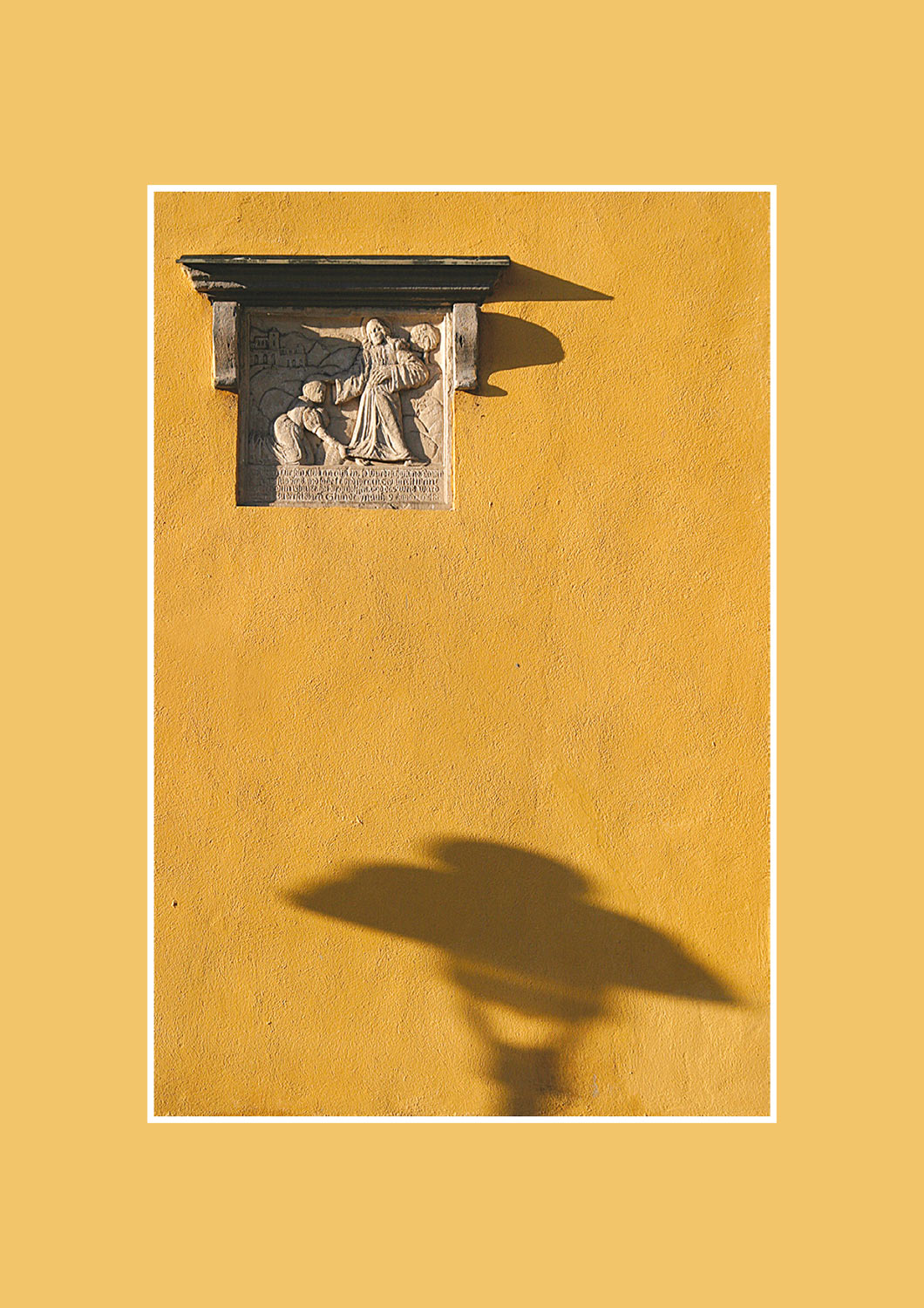 Bildstein "der blutflüssigen Frau, die von Jesus geheilt wird" . Fassadendetail an der Marienkirche Suhl (ursprünglich 1487-91, jetziger Bau 1757-61) (Foto: Andreas Kuhrt 2005)