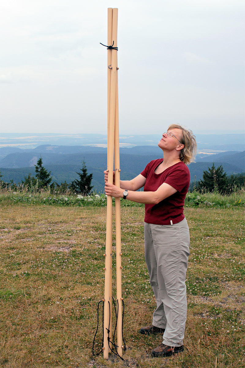 Info Tipi: Aufbau (Demo) . Tourismusamt Wartburgkreis . 2006 (Design: Manuela Hahnebach, Andreas Kuhrt)