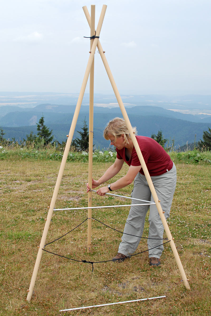 Info Tipi: Aufbau (Demo) . Tourismusamt Wartburgkreis . 2006 (Design: Manuela Hahnebach, Andreas Kuhrt)
