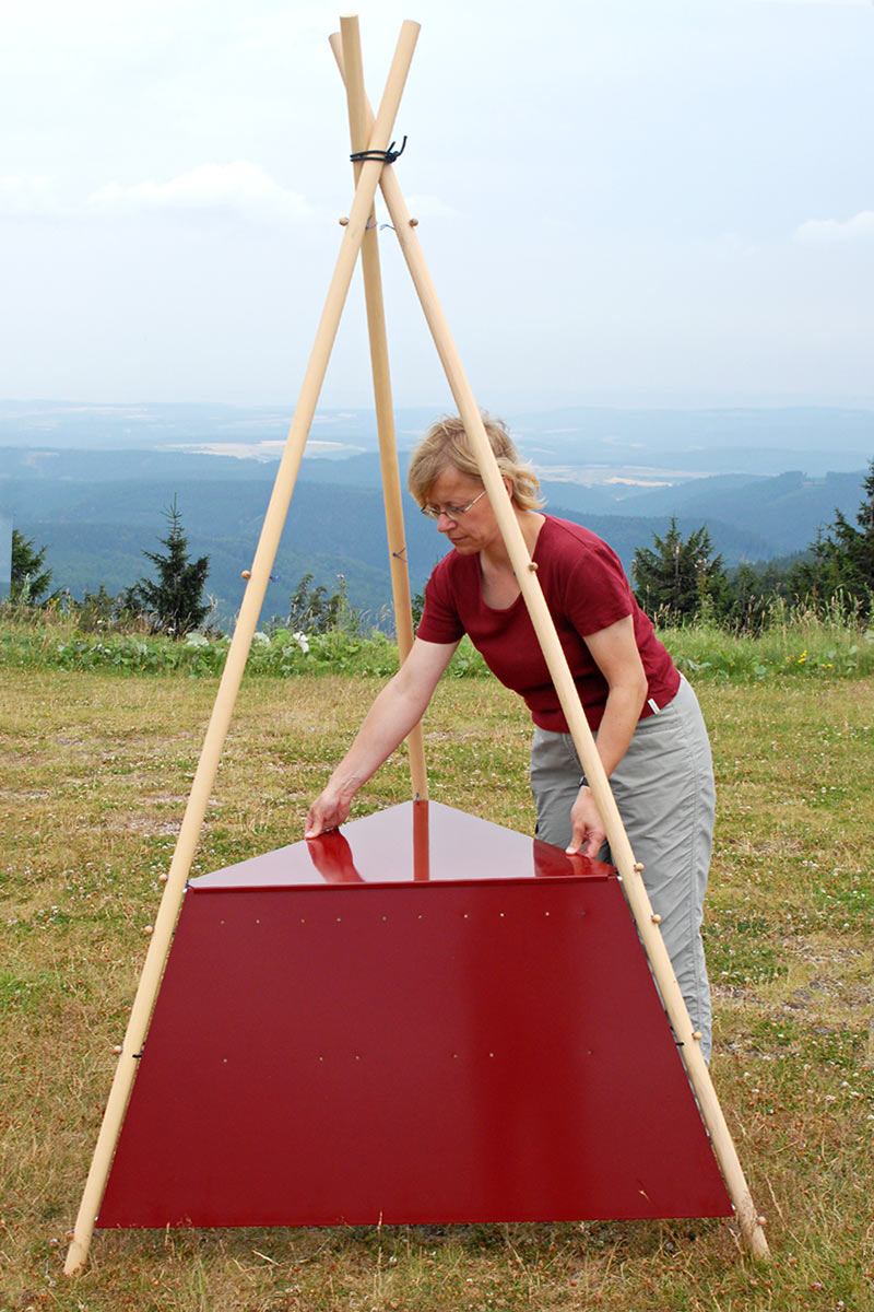 Info Tipi: Aufbau (Demo) . Tourismusamt Wartburgkreis . 2006 (Design: Manuela Hahnebach, Andreas Kuhrt)