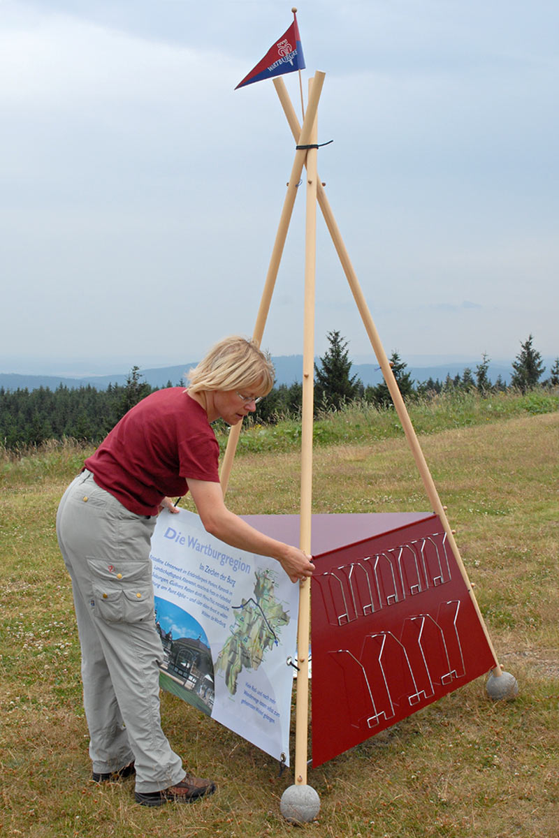 Info Tipi: Aufbau (Demo) . Tourismusamt Wartburgkreis . 2006 (Design: Manuela Hahnebach, Andreas Kuhrt)