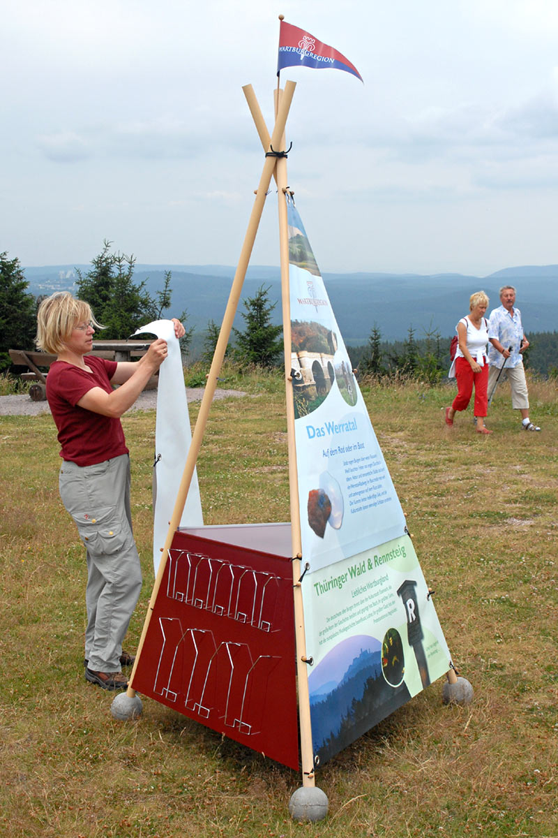 Info Tipi: Aufbau (Demo) . Tourismusamt Wartburgkreis . 2006 (Design: Manuela Hahnebach, Andreas Kuhrt)