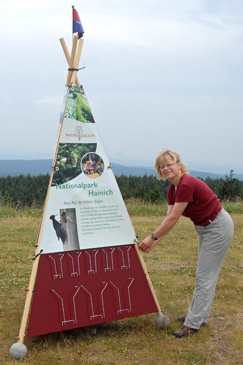 Info Tipi: Aufbau (Demo) . Tourismusamt Wartburgkreis . 2006 (Design: Manuela Hahnebach, Andreas Kuhrt)