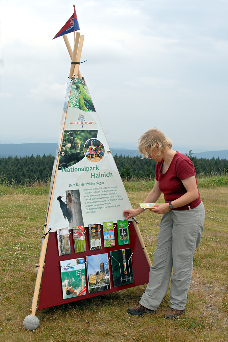Info Tipi: Aufbau (Demo) . Tourismusamt Wartburgkreis . 2006 (Design: Manuela Hahnebach, Andreas Kuhrt)