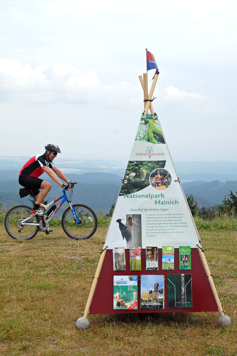 Info Tipi: Aufbau (Demo) . Tourismusamt Wartburgkreis . 2006 (Design: Manuela Hahnebach, Andreas Kuhrt)