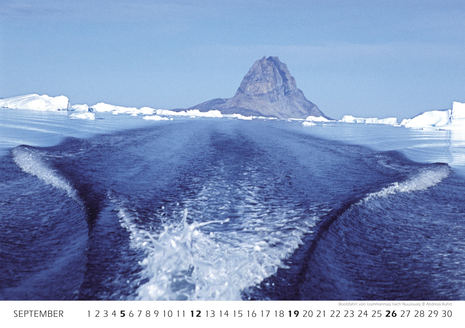 2009-Kalender-Groenland-2010-09 Bootsfahrt von Uummannaq nach Nuussuaq (Foto: Andreas Kuhrt) . Fotokalender Grönland 2010 . Fotografie Andreas Kuhrt & Manuela Hahnebach (Gestaltung: Designakut 2009)