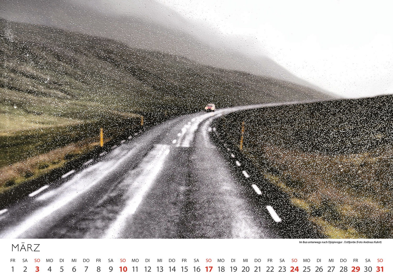 2012-Kalender-Island-2013-03 Im Bus unterwegs nach Djúpivogur in den Ostfjorden (Foto: Andreas Kuhrt) . Fotokalender Island 2013 . Fotografie Manuela Hahnebach & Andreas Kuhrt (Gestaltung: Designakut 2012)