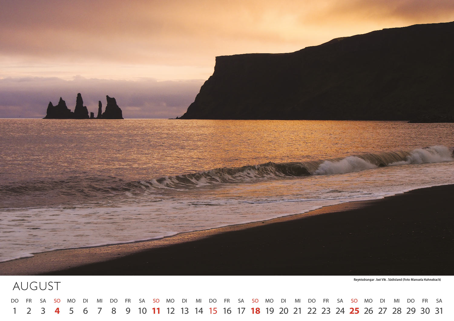 2012-Kalender-Island-2013-08 Reynisdrangar bei Vik in Südisland (Foto: Manuela Hahnebach) . Fotokalender Island 2013 . Fotografie Manuela Hahnebach & Andreas Kuhrt (Gestaltung: Designakut 2012)