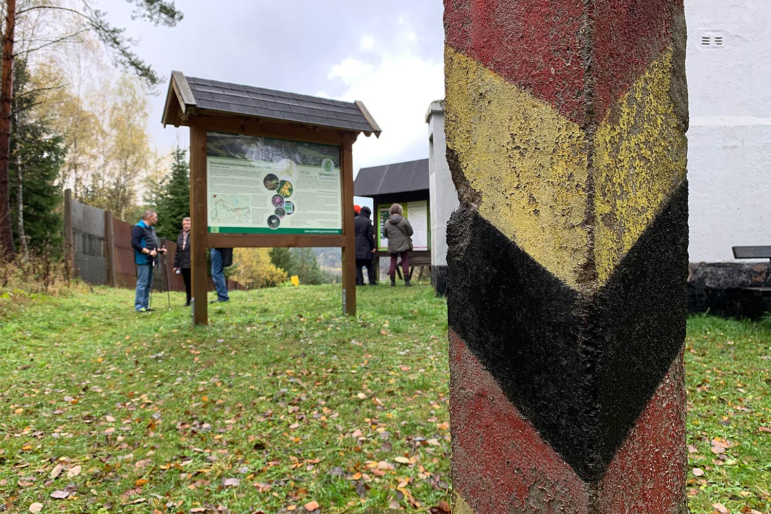 Seminargruppentreffen 2019 in Probstzella: am Grenzturm (Foto: Manuela Hahnebach)