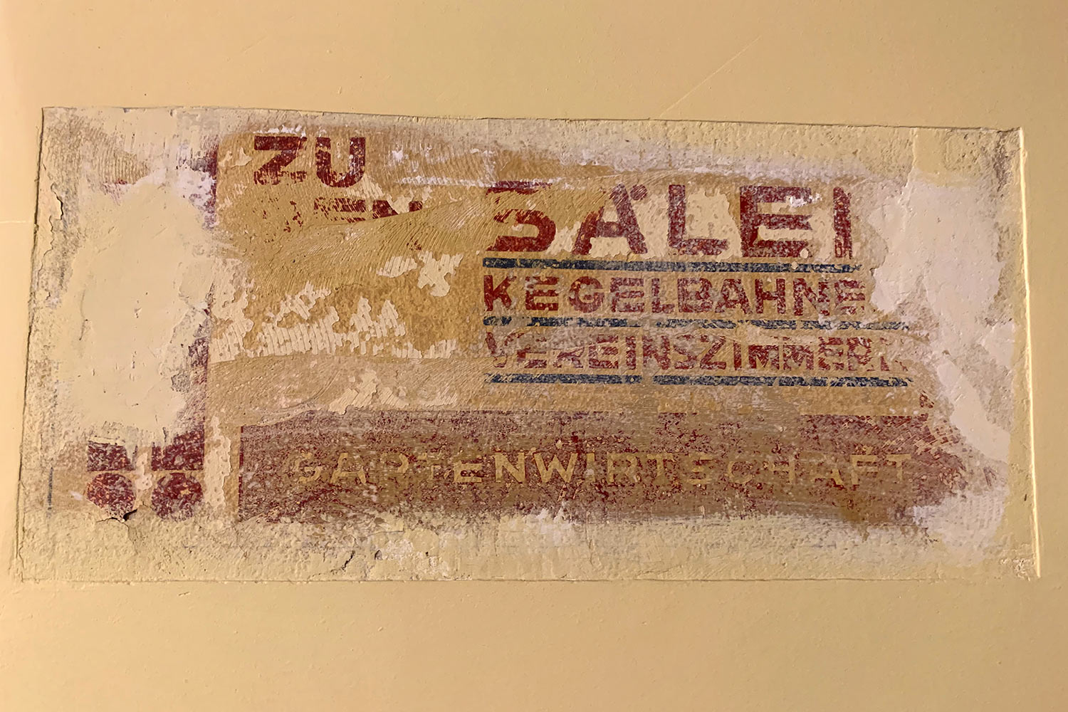 Bauhaushotel "Haus des Volkes" Probstzella: Original-Beschriftung (Foto: Manuela Hahnebach)