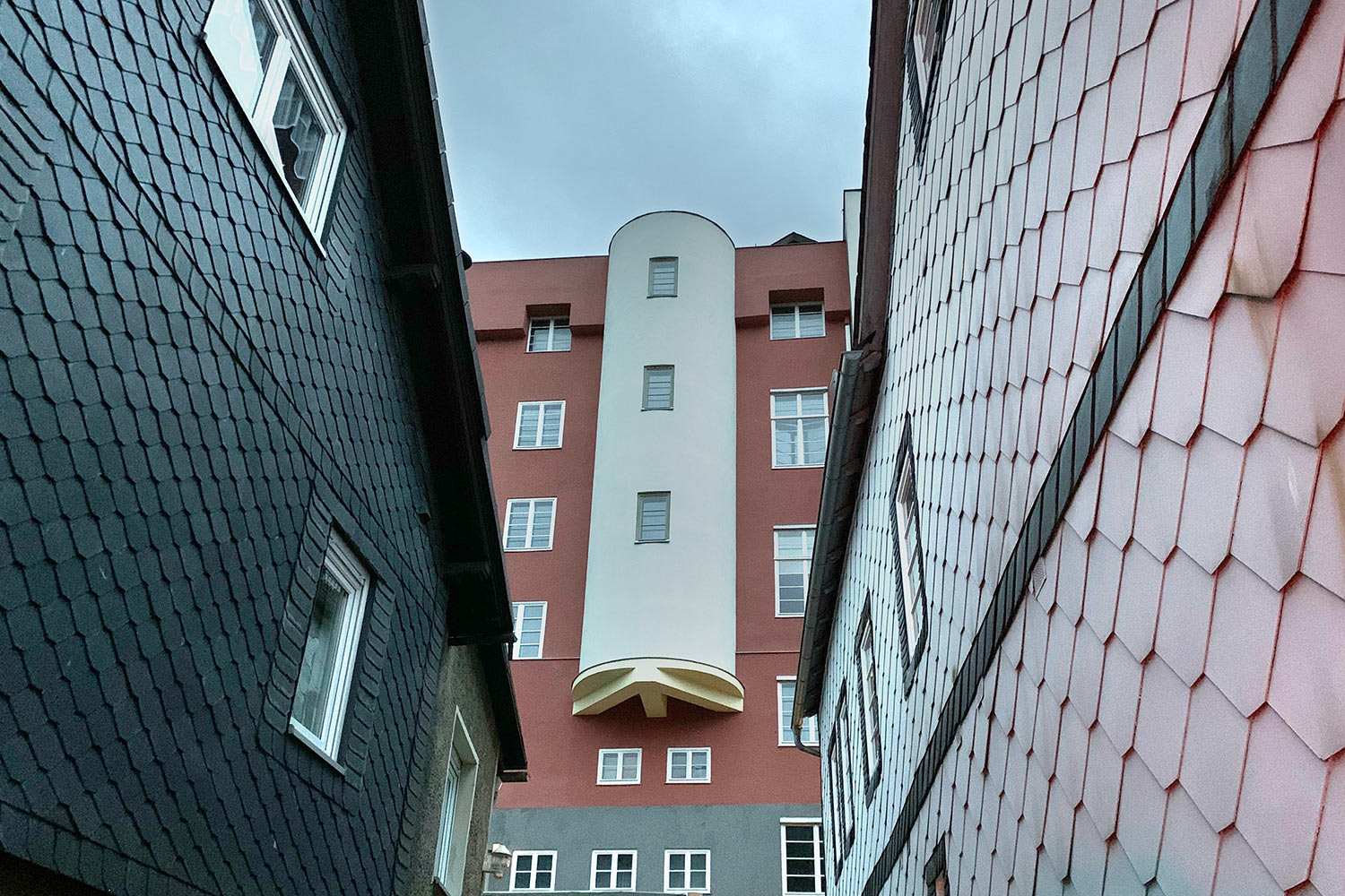 Bauhaushotel "Haus des Volkes" Probstzella: Bahnhofstraße (Foto: Manuela Hahnebach)