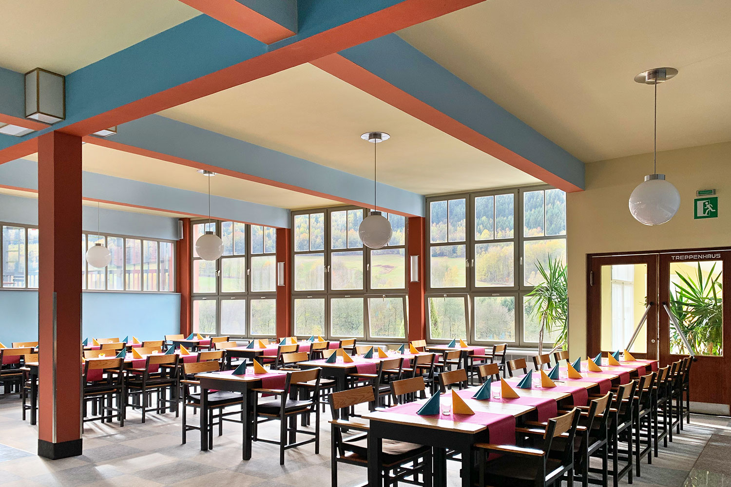 Bauhaushotel "Haus des Volkes" Probstzella: Gaststätte im Blauen Saal (Foto: Manuela Hahnebach)