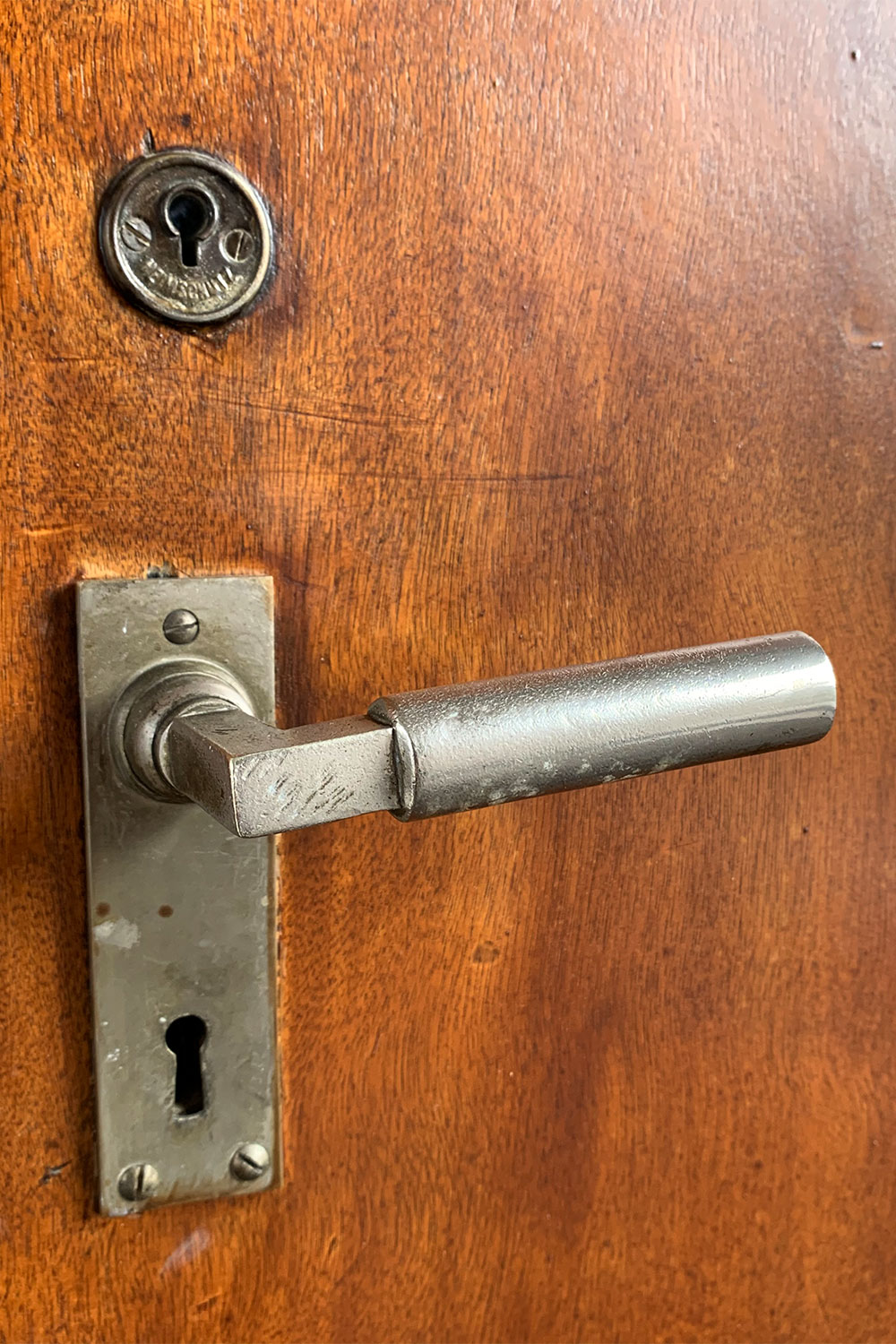 Bauhaushotel "Haus des Volkes" Probstzella: Bauhaus-Türgriff (Foto: Manuela Hahnebach)