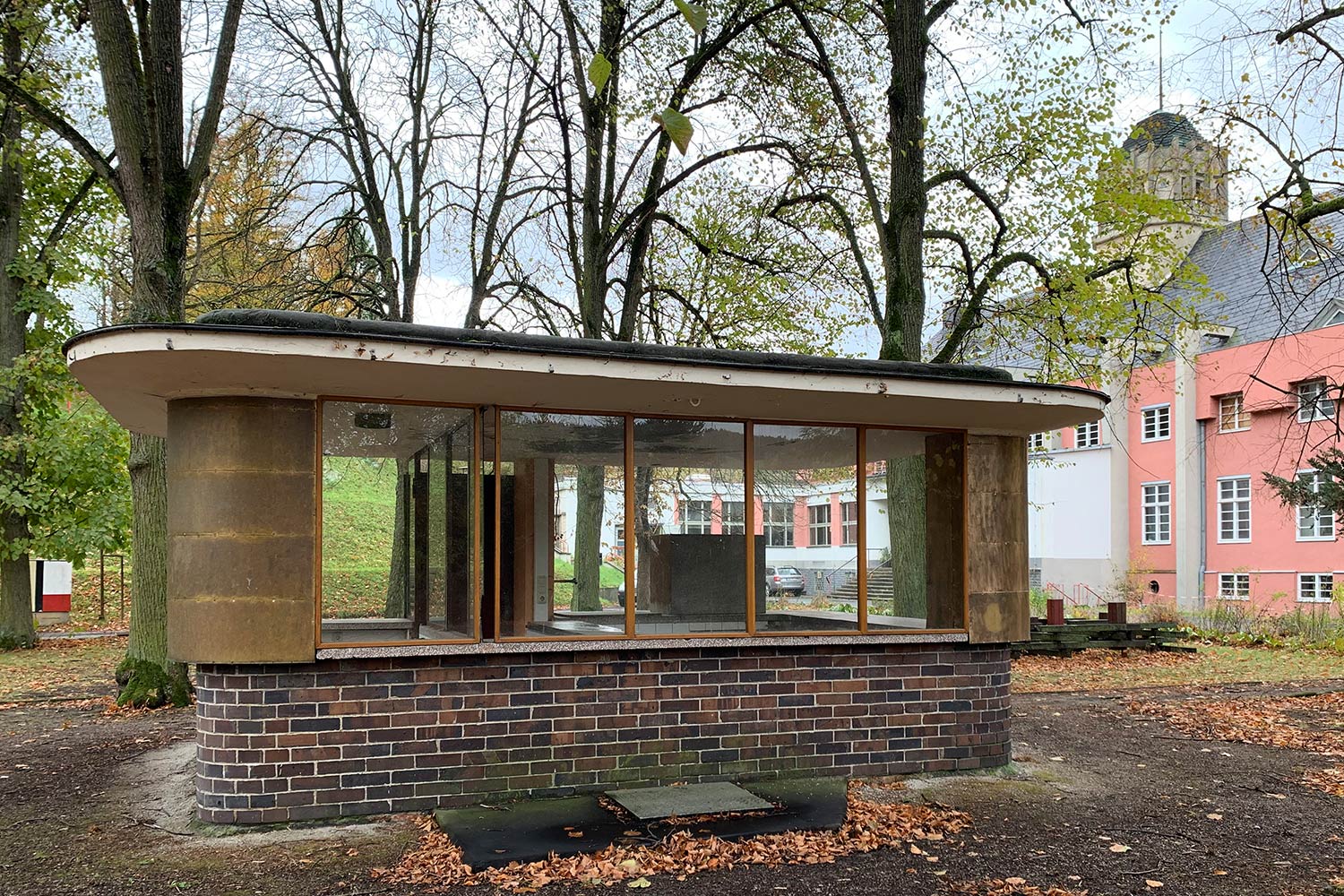 Bauhaushotel "Haus des Volkes" Probstzella: Pavillon im Park (Foto: Manuela Hahnebach)