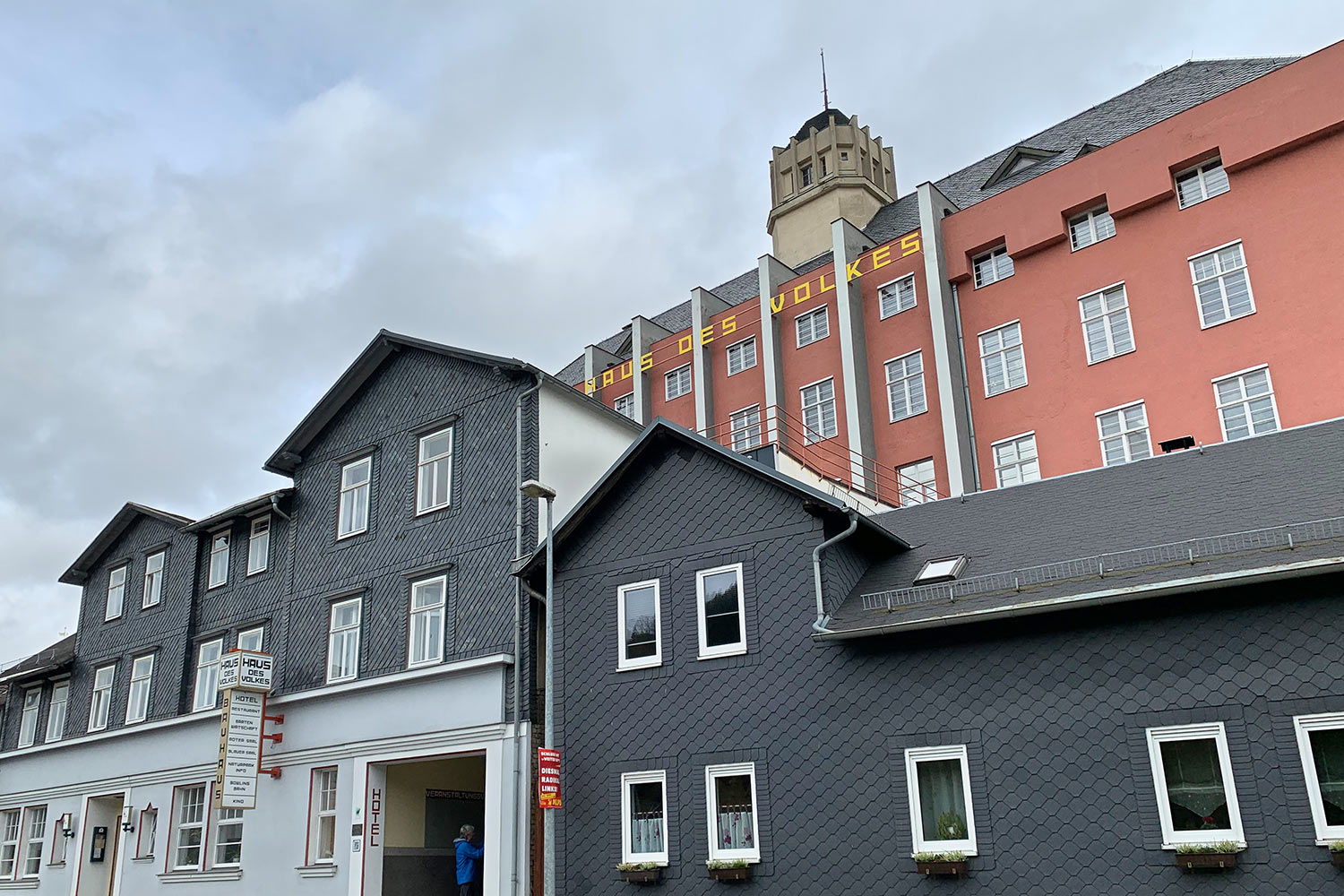 Bauhaushotel "Haus des Volkes" Probstzella: Bahnhofstraße (Foto: Manuela Hahnebach)