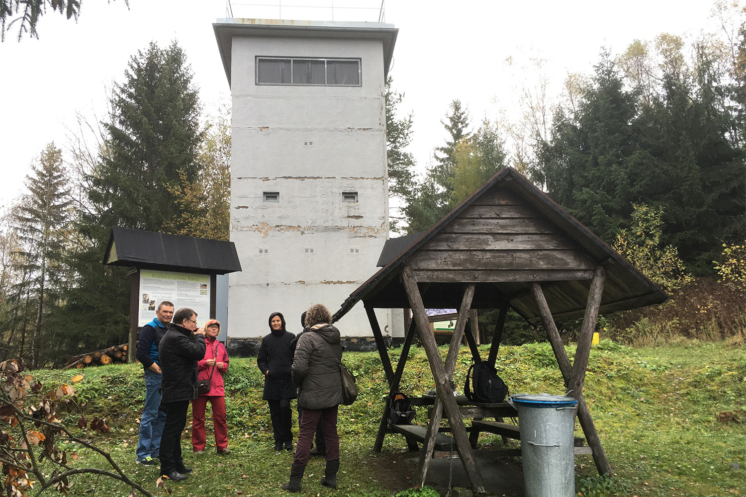 Seminargruppentreffen 2019 im "Haus des Volkes" Probstzella: am Grenzturm (Foto: Andreas Kuhrt)