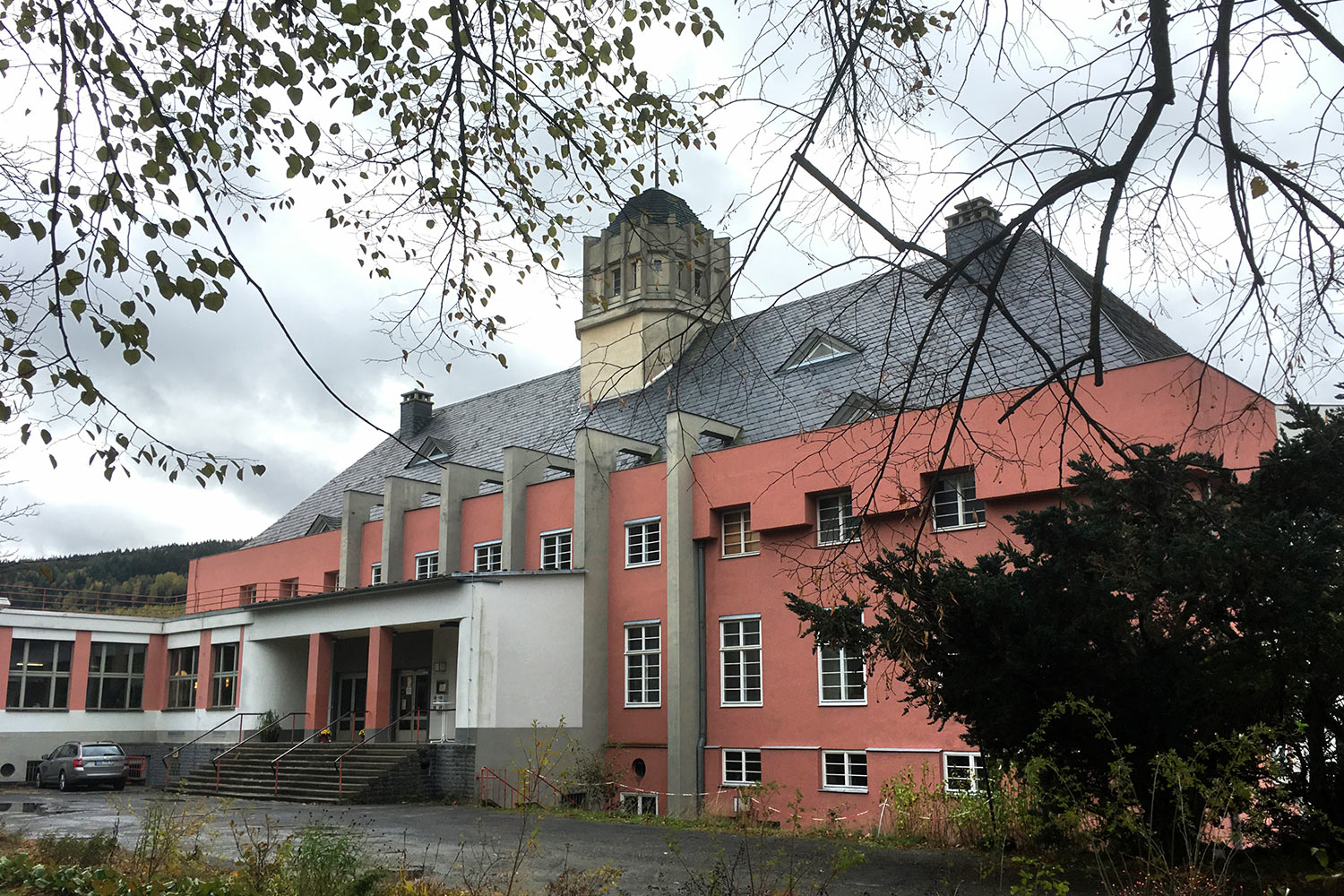 Bauhaushotel "Haus des Volkes" Probstzella: Parkseite (Foto: Andreas Kuhrt)