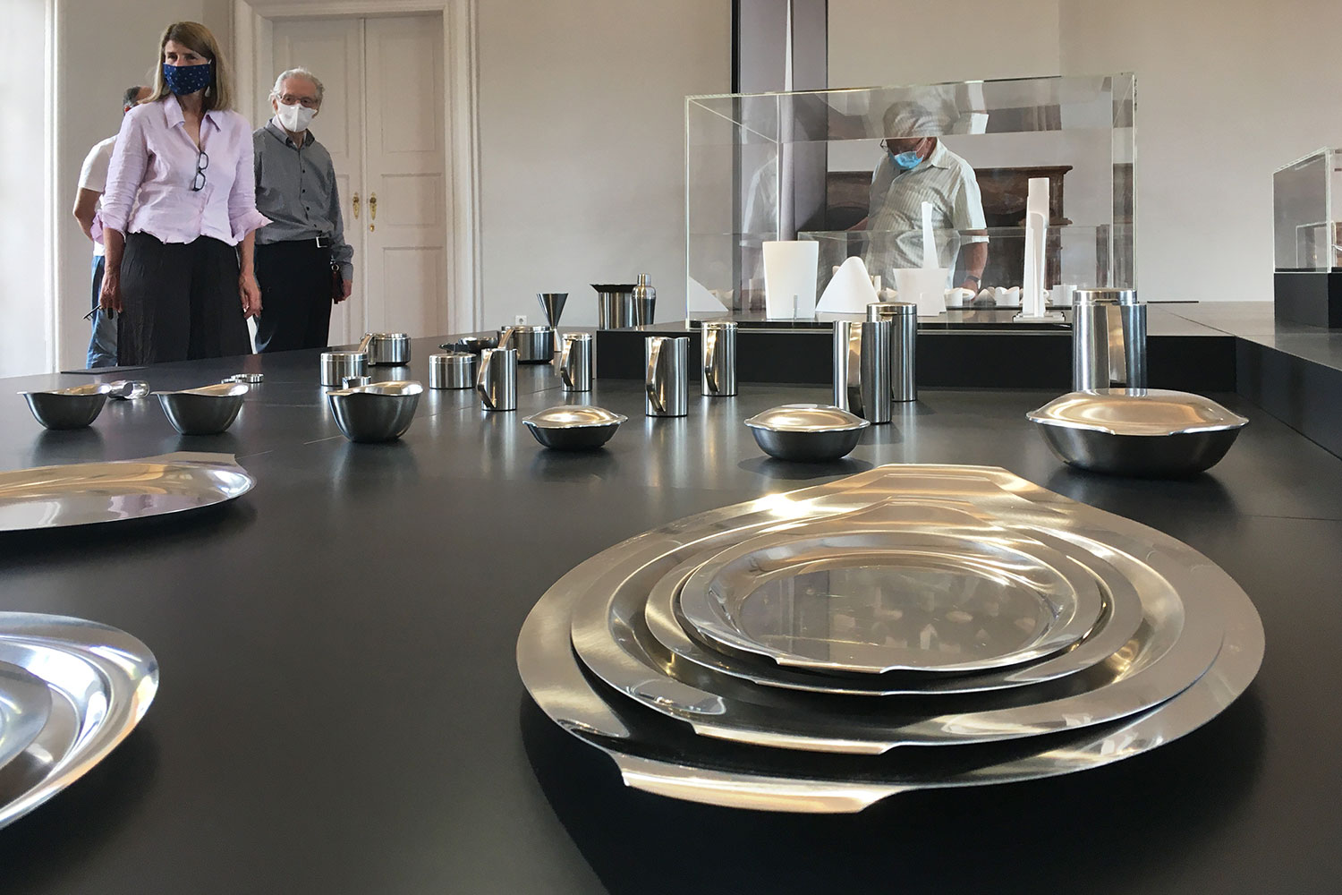 Ausstellung "Schönheit der Form. Die Designerin Christa Petroff-Bohne" . Hotelgeschirr aus Edelstahl . Kunstgewerbemuseum Schloss Pillnitz 2020 (Foto: Andreas Kuhrt)