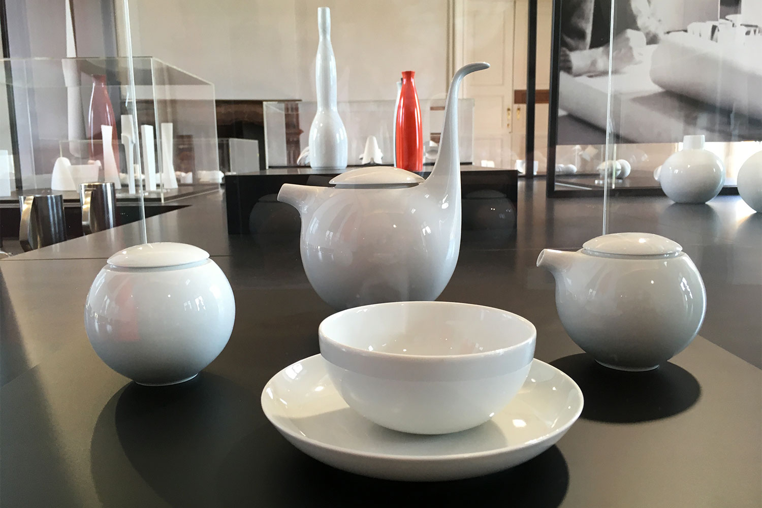 Ausstellung "Schönheit der Form. Die Designerin Christa Petroff-Bohne" . Teeservice aus Porzellan für Rosenthal (Entwurf) . Kunstgewerbemuseum Schloss Pillnitz 2020 (Foto: Andreas Kuhrt)