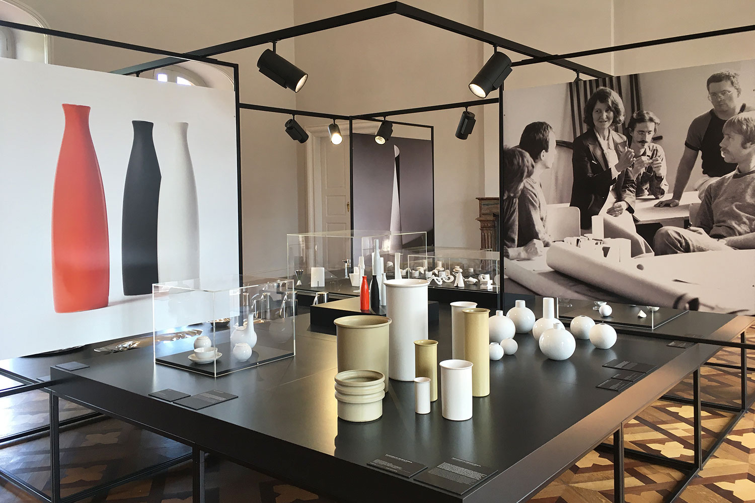 Ausstellung "Schönheit der Form. Die Designerin Christa Petroff-Bohne" . Vasen aus Steingut . Kunstgewerbemuseum Schloss Pillnitz 2020 (Foto: Andreas Kuhrt)