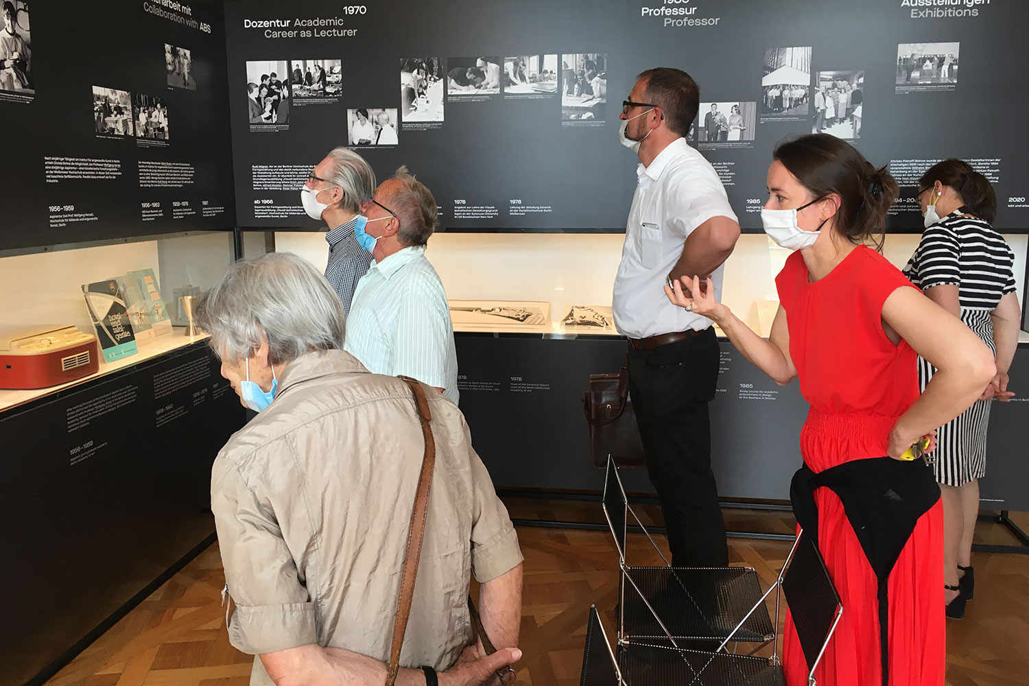 Ausstellung "Schönheit der Form. Die Designerin Christa Petroff-Bohne" . Vita (rechts: Ausstellungskuratorin Klára Němečková) . Kunstgewerbemuseum Schloss Pillnitz 2020 (Foto: Andreas Kuhrt)