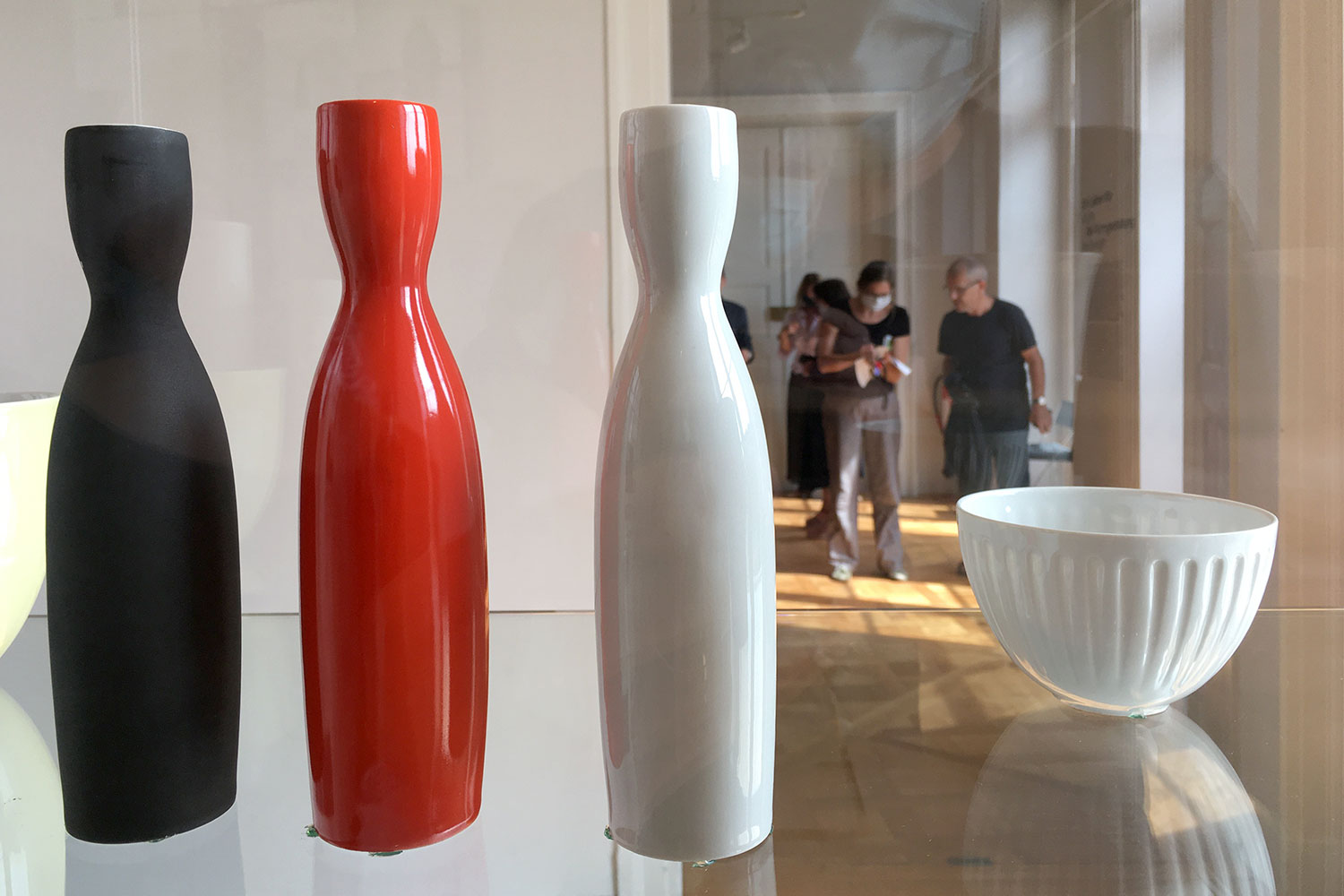 Ausstellung "Schönheit der Form. Die Designerin Christa Petroff-Bohne" . Tulpenvasen aus Porzellan . Kunstgewerbemuseum Schloss Pillnitz 2020 (Foto: Andreas Kuhrt)