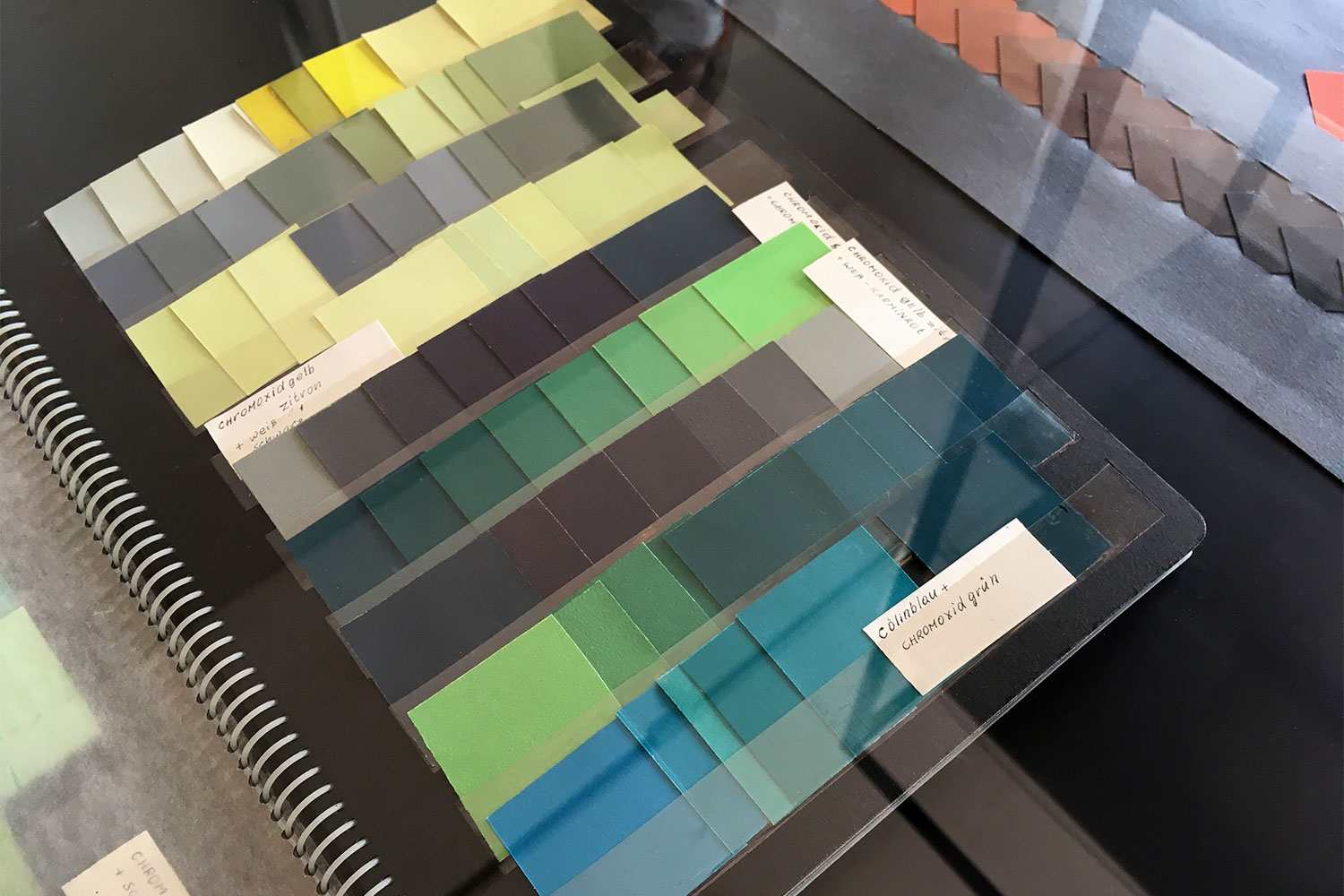 Ausstellung "Schönheit der Form. Die Designerin Christa Petroff-Bohne" . KHB Studentenarbeiten Farbenkatalog . Kunstgewerbemuseum Schloss Pillnitz 2020 (Foto: Andreas Kuhrt)