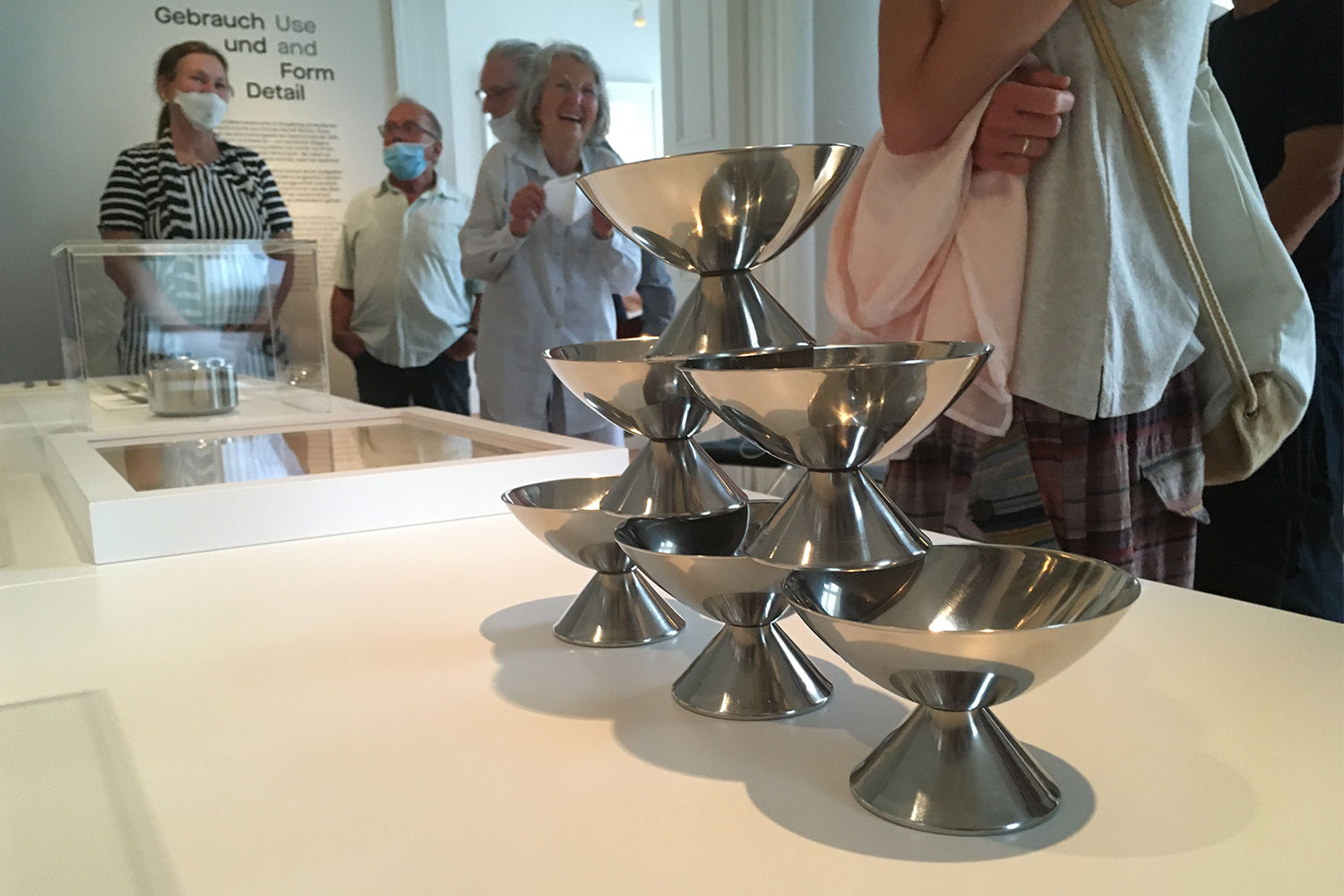 Ausstellung "Schönheit der Form. Die Designerin Christa Petroff-Bohne" . Eisbecher aus Edelstahl . Kunstgewerbemuseum Schloss Pillnitz 2020 (Foto: Andreas Kuhrt)
