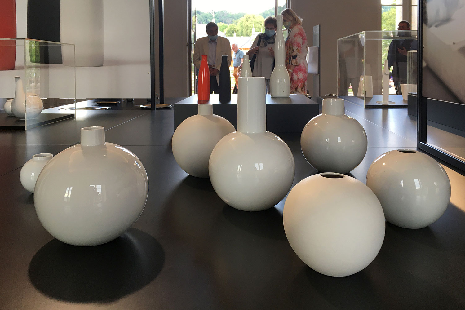 Ausstellung "Schönheit der Form. Die Designerin Christa Petroff-Bohne" . Kugelvasen aus Porzellan . Kunstgewerbemuseum Schloss Pillnitz 2020 (Foto: Andreas Kuhrt)