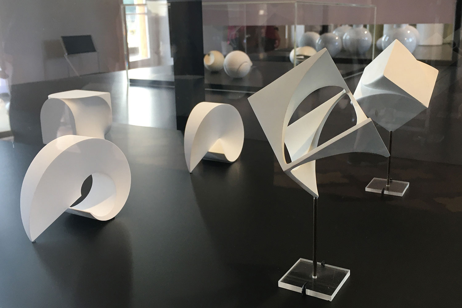 Ausstellung "Schönheit der Form. Die Designerin Christa Petroff-Bohne" . KHB Studentenarbeiten Formvarianten . Kunstgewerbemuseum Schloss Pillnitz 2020 (Foto: Andreas Kuhrt)