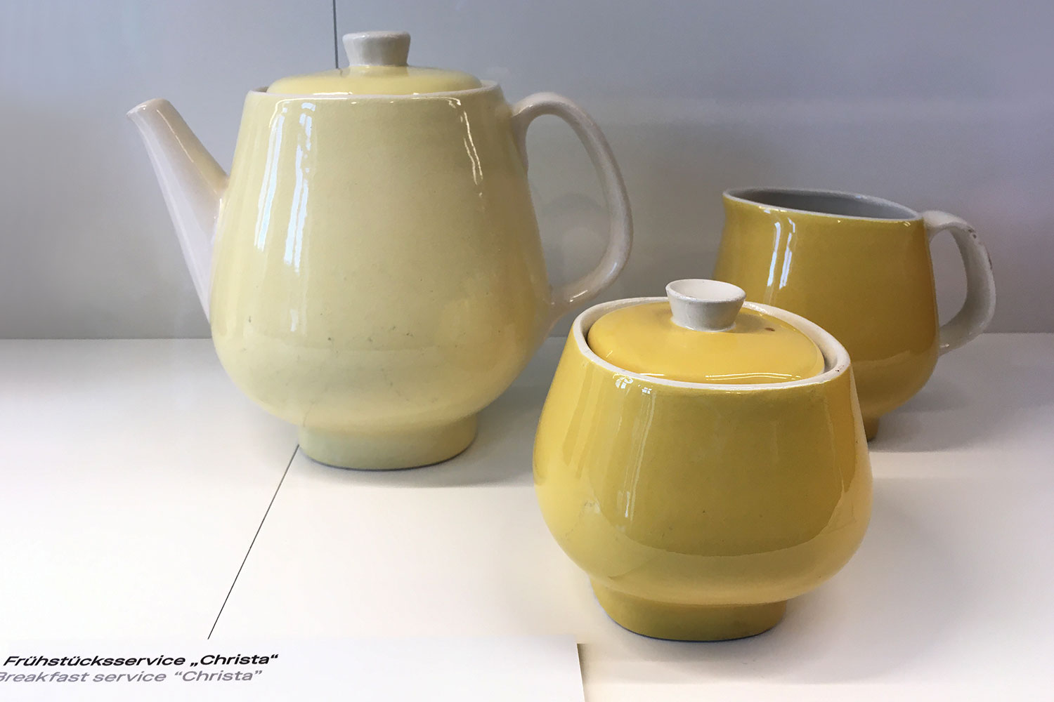 Ausstellung "Schönheit der Form. Die Designerin Christa Petroff-Bohne" . Diplomarbeit: Frühstücksservice "Christa" aus Steingut . Kunstgewerbemuseum Schloss Pillnitz 2020 (Foto: Andreas Kuhrt)