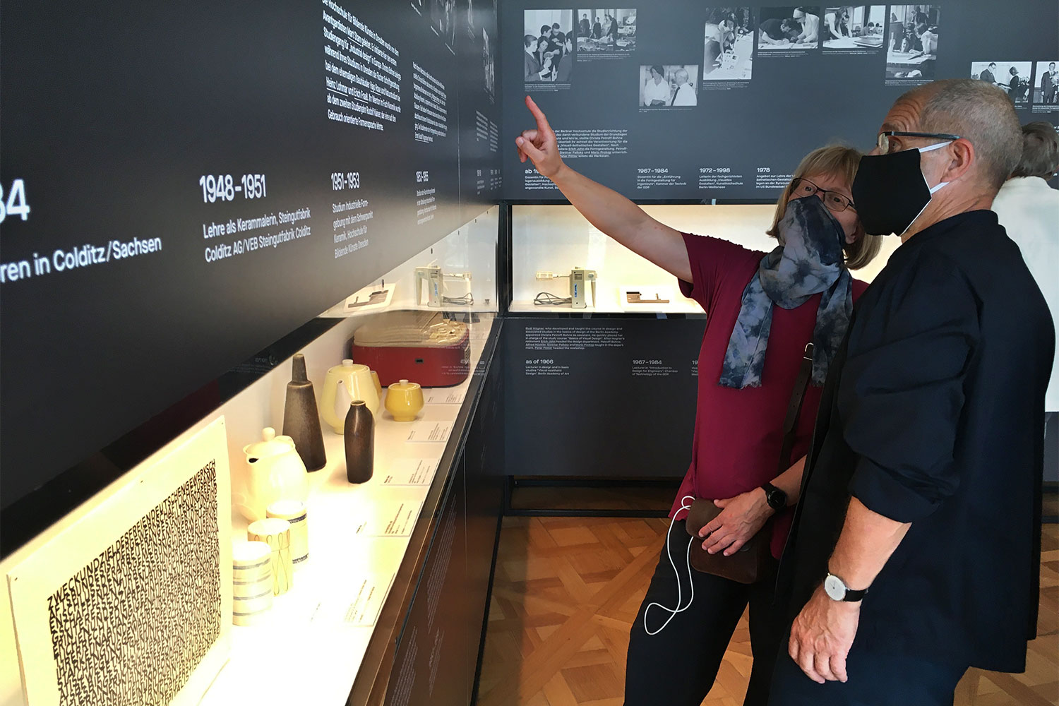 Ausstellung "Schönheit der Form. Die Designerin Christa Petroff-Bohne" . Vita (Manuela Hahnebach, Bernd Glier, KHB Absolventen Design) . Kunstgewerbemuseum Schloss Pillnitz 2020 (Foto: Andreas Kuhrt)