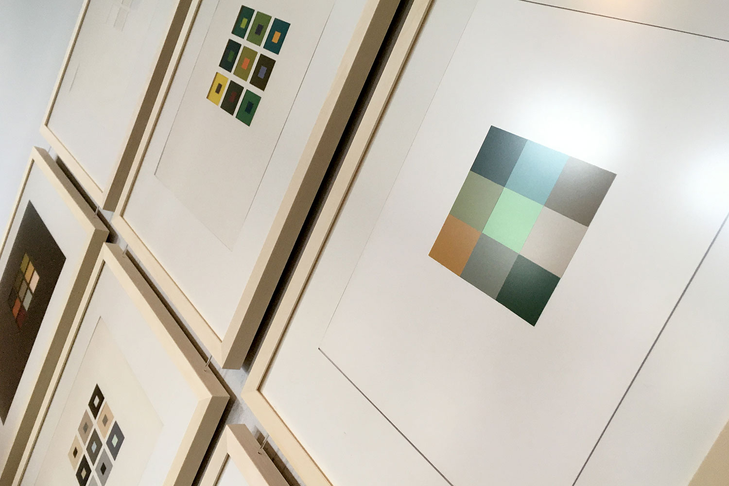 Ausstellung "Schönheit der Form. Die Designerin Christa Petroff-Bohne" . KHB Studentenarbeiten Farbklang . Kunstgewerbemuseum Schloss Pillnitz 2020 (Foto: Andreas Kuhrt)