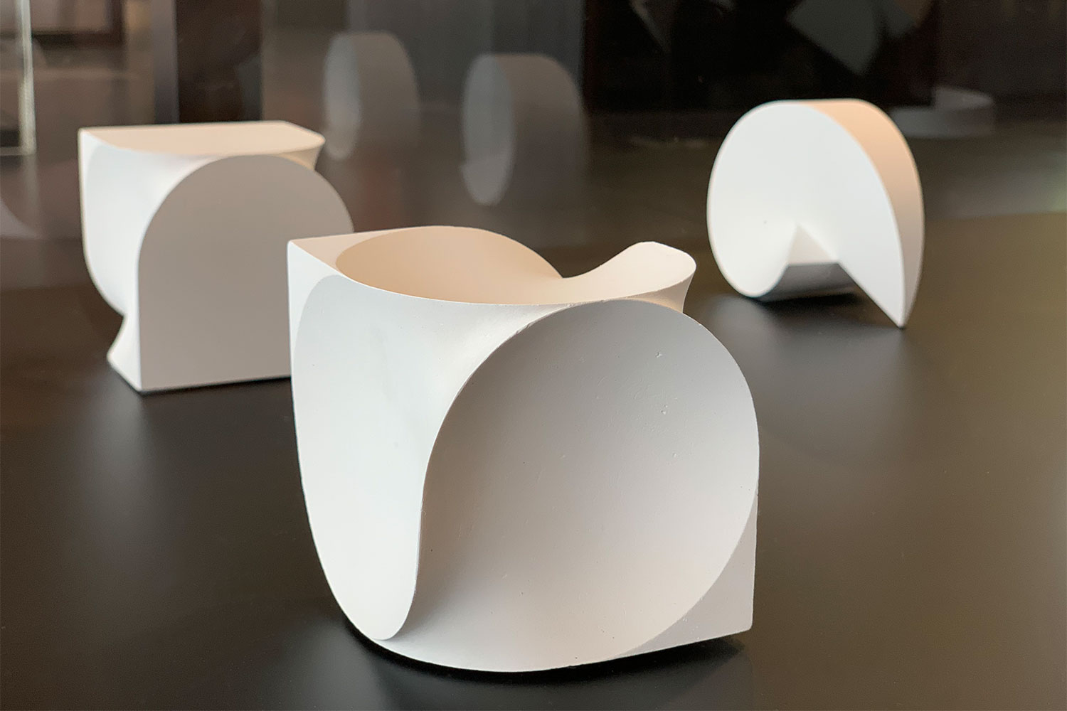 Ausstellung "Schönheit der Form. Die Designerin Christa Petroff-Bohne" . KHB Studentenarbeiten Formvarianten (Andreas Kuhrt) . Kunstgewerbemuseum Schloss Pillnitz 2020 (Foto: Manuela Hahnebach)