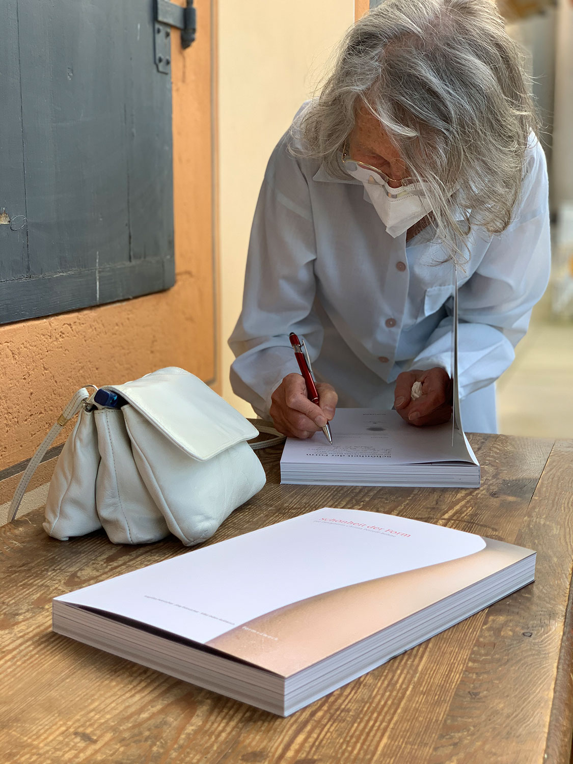 Ausstellung "Schönheit der Form. Die Designerin Christa Petroff-Bohne" . signiert den Ausstellungskatalog . Kunstgewerbemuseum Schloss Pillnitz 2020 (Foto: Manuela Hahnebach)