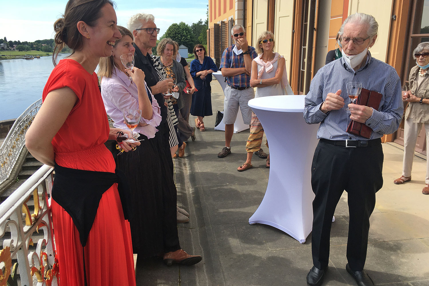 Eröffnung der Ausstellung "Schönheit der Form. Die Designerin Christa Petroff-Bohne" (links: Ausstellungskuratorin Klára Němečková, rechts: Martin Kelm, ehem. AiF der DDR) . Kunstgewerbemuseum Schloss Pillnitz 2020 (Foto: Andreas Kuhrt)