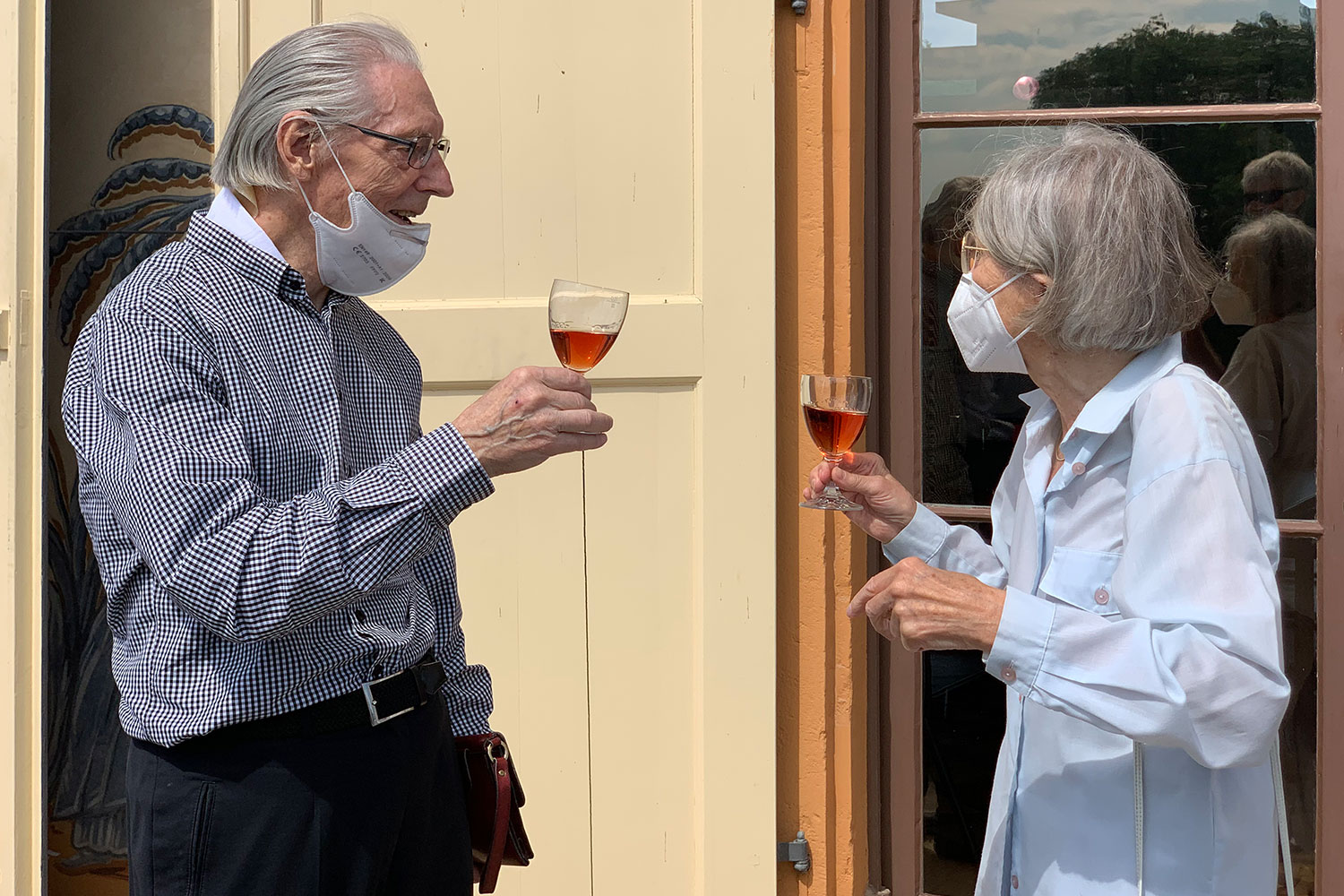 Eröffnung der Ausstellung "Schönheit der Form. Die Designerin Christa Petroff-Bohne" (rechts, links: Martin Kelm, ehem. AiF der DDR) . Kunstgewerbemuseum Schloss Pillnitz 2020 (Foto: Manuela Hahnebach)