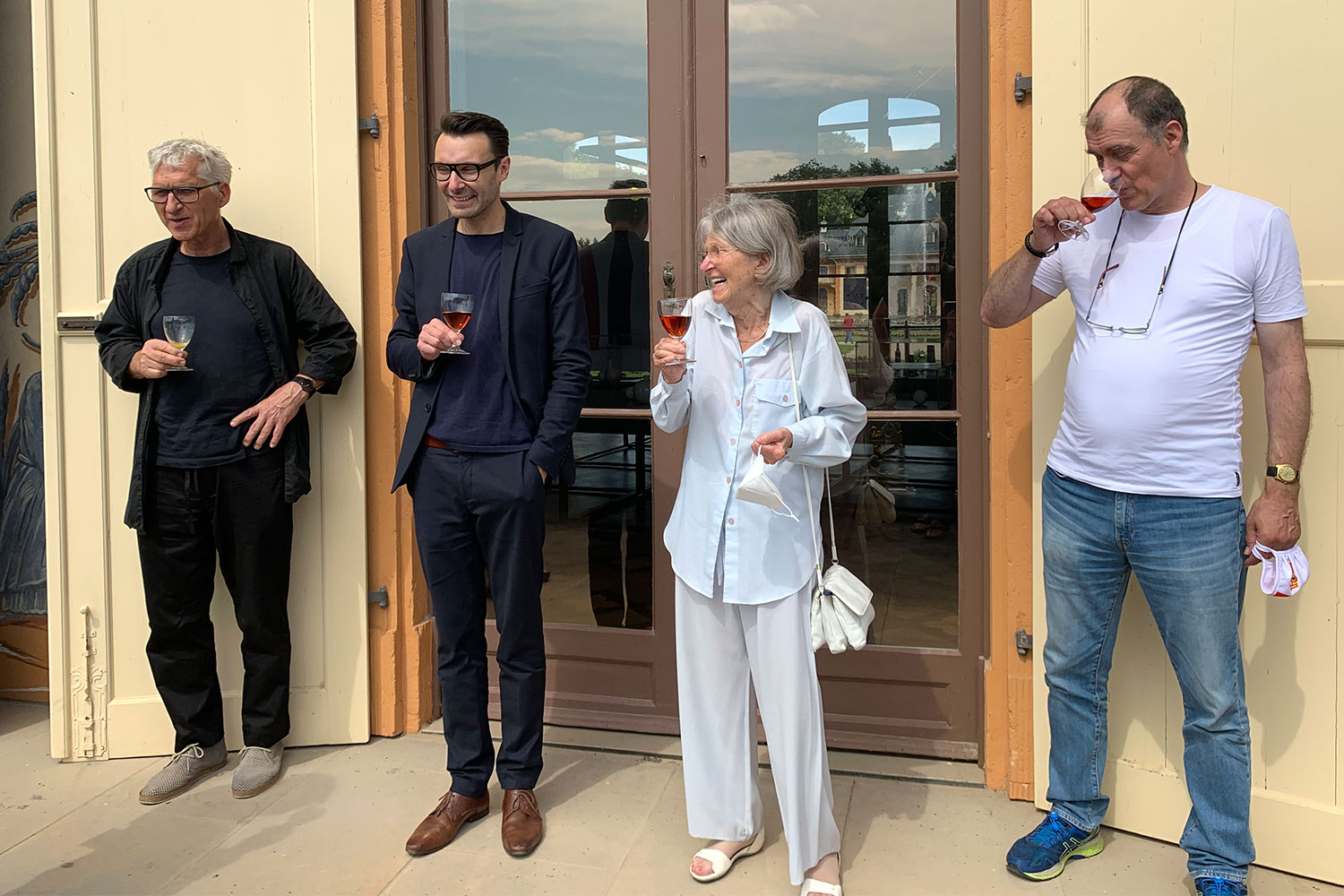 Eröffnung der Ausstellung "Schönheit der Form. Die Designerin Christa Petroff-Bohne" (Mitte rechts, links: Jörg Petruschat, Design-Kulturwissenschaftler, Thomas Geisler, Museumsdirektor) . Kunstgewerbemuseum Schloss Pillnitz 2020 (Foto: Manuela Hahnebach)