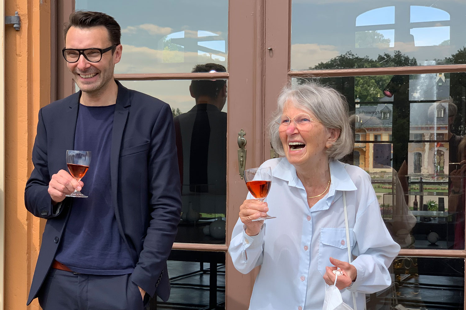 Eröffnung der Ausstellung "Schönheit der Form. Die Designerin Christa Petroff-Bohne" (Mitte, links: Thomas Geisler, Museumsdirektor) . Kunstgewerbemuseum Schloss Pillnitz 2020 (Foto: Manuela Hahnebach)