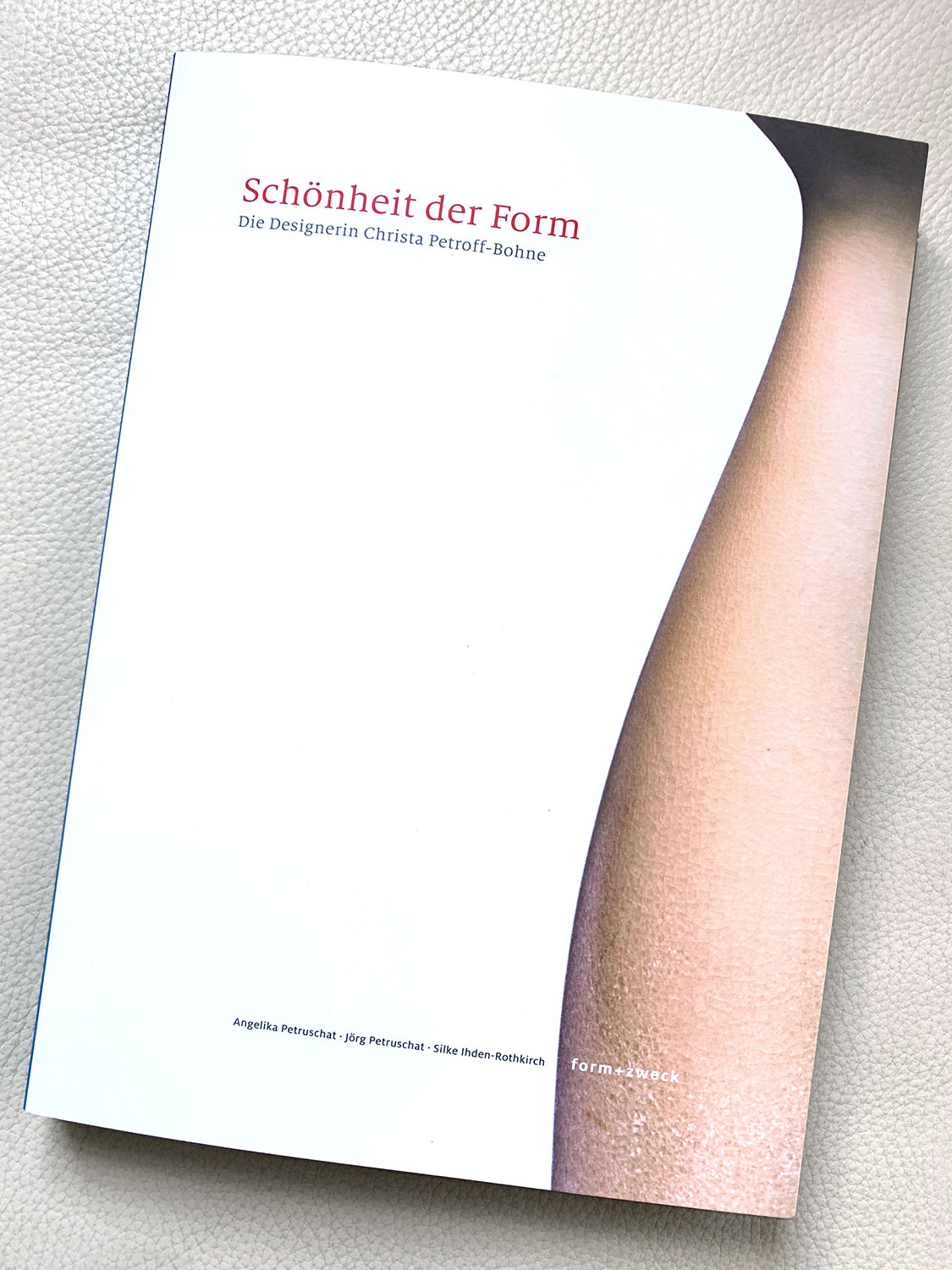 Buch "Schönheit der Form. Die Designerin Christa Petroff-Bohne" (Angelika und Jörg Petruschat, Silke Ihden-Rothkirch, form+zweck 2020)