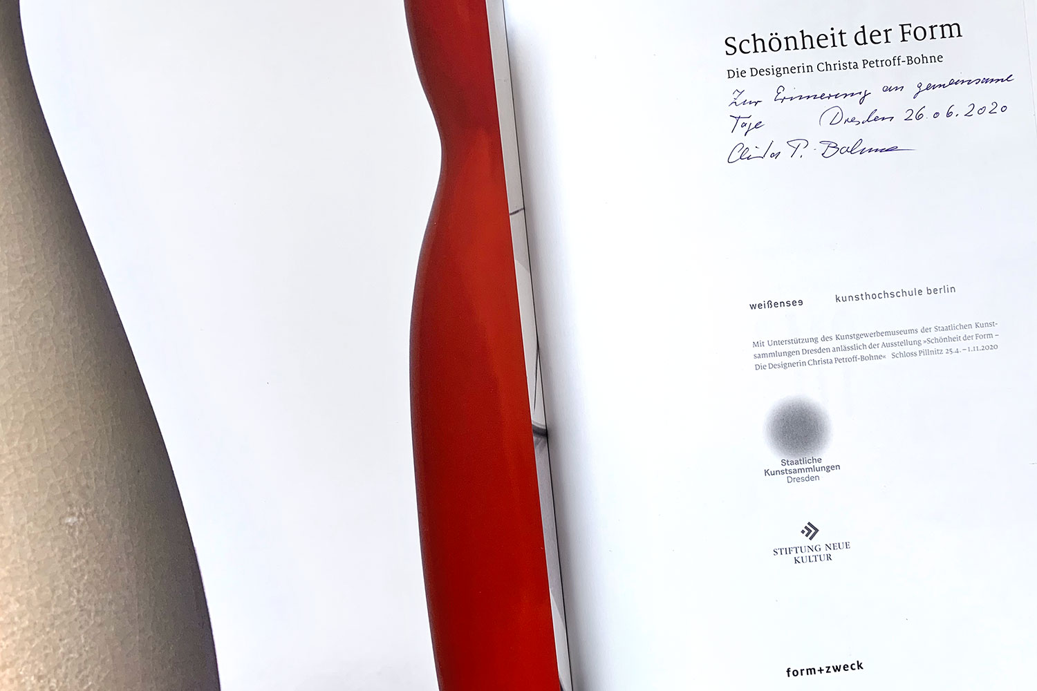 Widmung von Christa Petroff-Bohne im Buch "Schönheit der Form. Die Designerin Christa Petroff-Bohne"