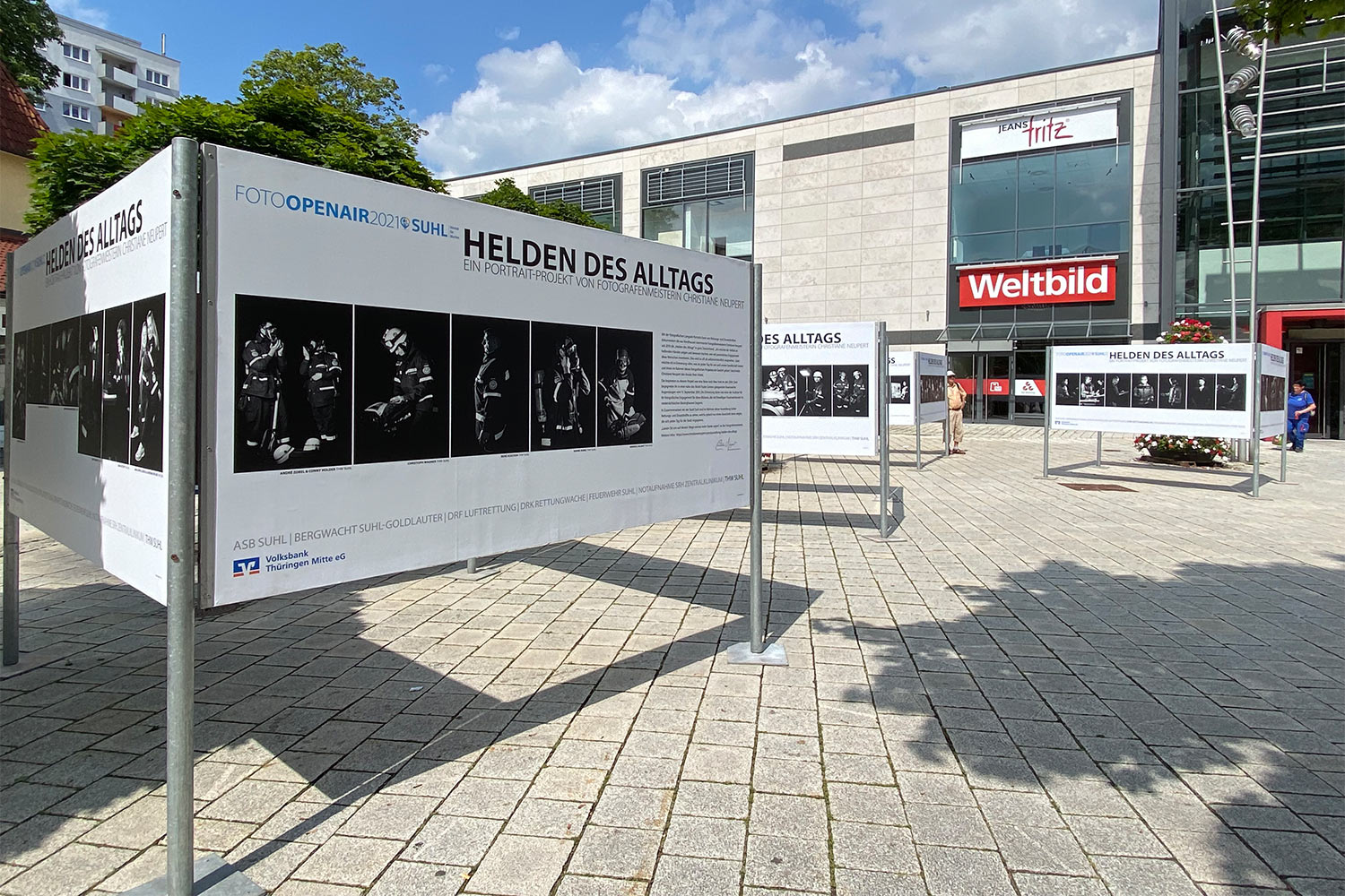 Foto Openair Suhl 2021: Helden des Alltags . Ausstellung am Dianabrunnen (Foto: Manuela Hahnebach)