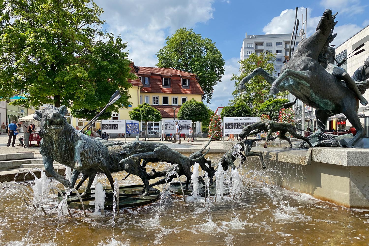 Foto Openair Suhl 2021: Helden des Alltags . Ausstellung am Dianabrunnen (Foto: Manuela Hahnebach)