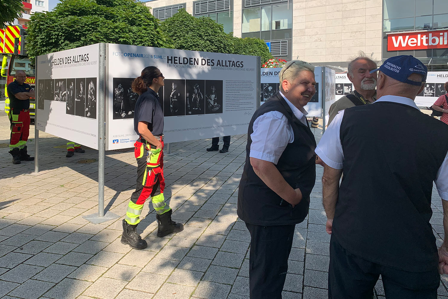 Foto Openair Suhl 2021: Helden des Alltags . Ausstellungseröffnung . Bergwacht Suhl-Goldlauter (rechts)(Foto: Andreas Kuhrt)