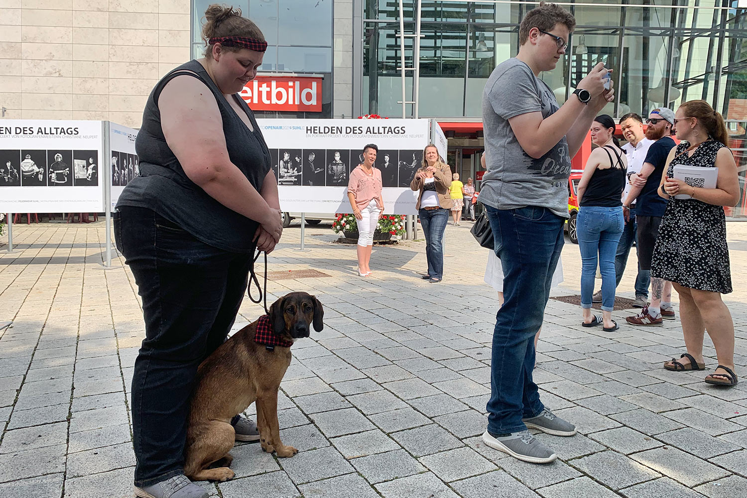 Foto Openair Suhl 2021: Helden des Alltags . Ausstellungseröffnung . Vanessa Schaupp & Haley, ASB Rettungshundestaffel Suhl (links)(Foto: Manuela Hahnebach)
