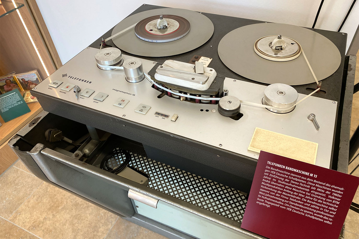 Eröffnung Haus der Geschichte Suhl 2022: Ausstellung Herbert Roth Ensemble: Telefunken-Bandmaschine M15 (Foto: Andreas Kuhrt)