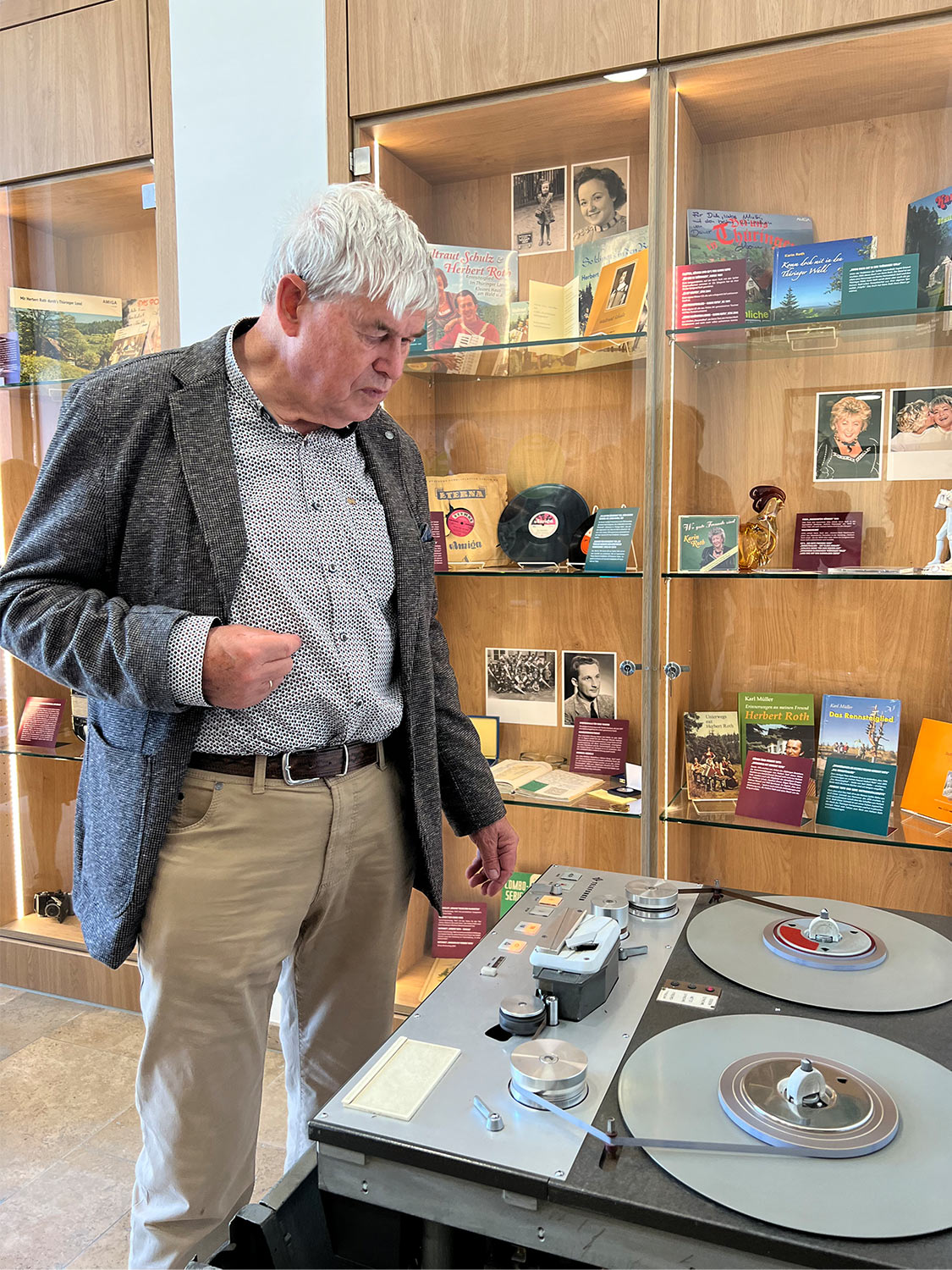 Eröffnung Haus der Geschichte Suhl 2022: Ausstellung Herbert Roth Ensemble: Volkmar Andrä an der Telefunken-Bandmaschine (Foto: Manuela Hahnebach)